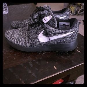 Women size 6.5 Nike roshe